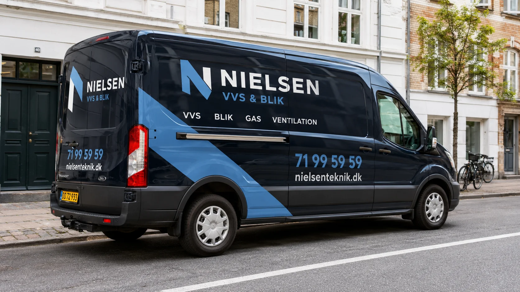 Firmabil wrappet med reklame, logo, telefonnummer og hjemmeside på en varevogn